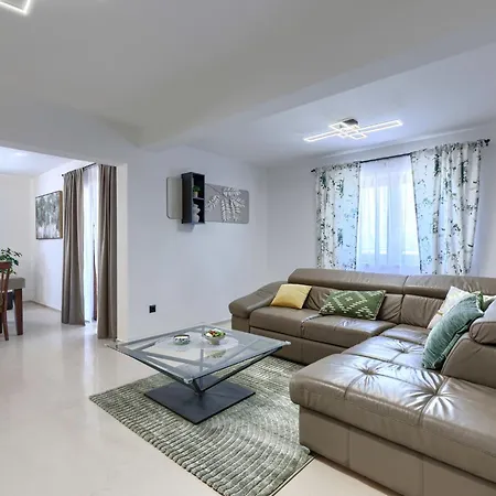 Krizanci By Interhome * Žminj